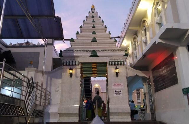 Rental mobil Gresik — Sindutrans